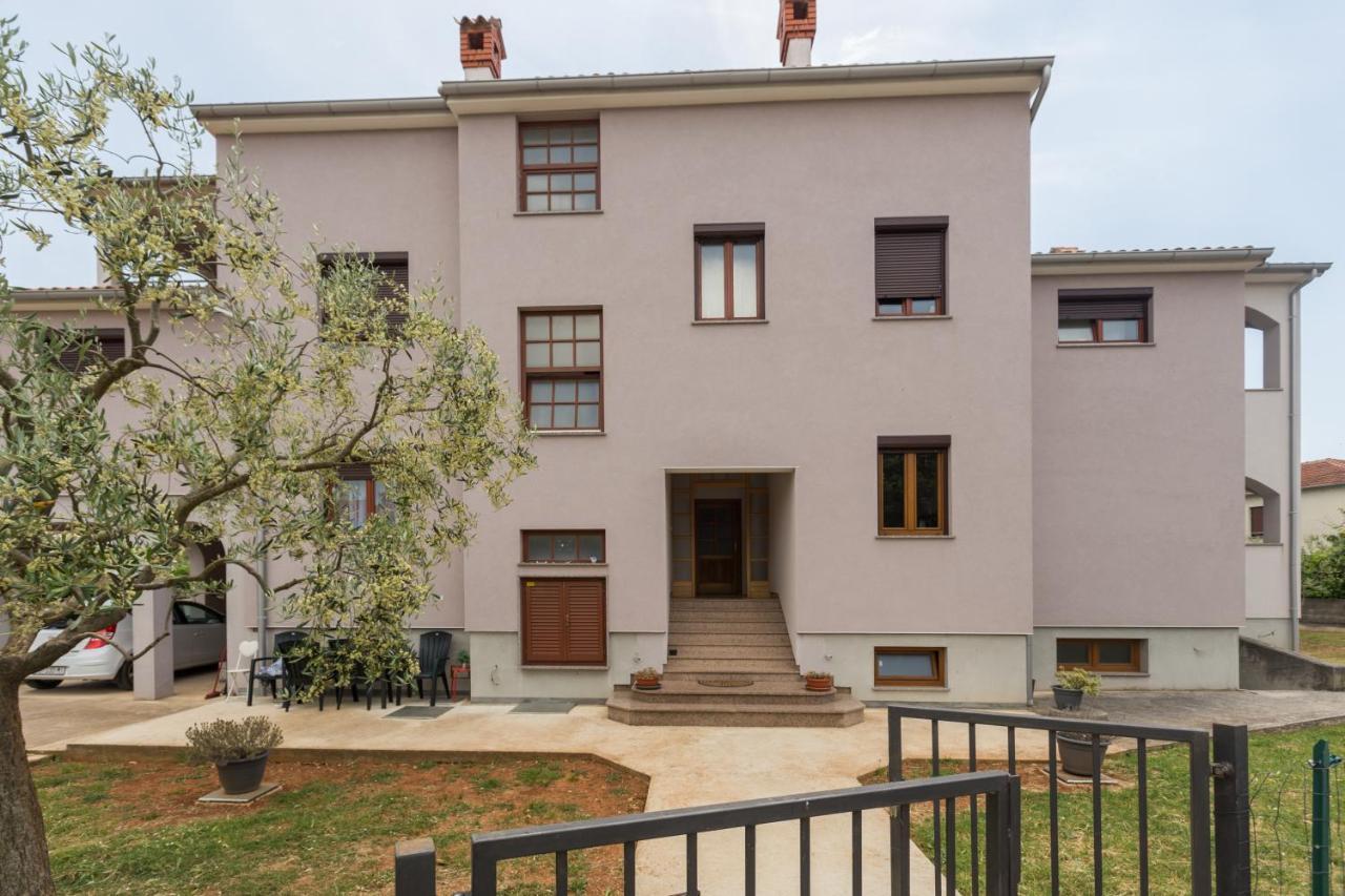 Es Residence 罗维尼 外观 照片